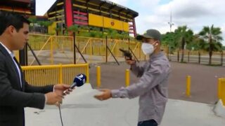 Live Reporting, Robber Snatch Phone