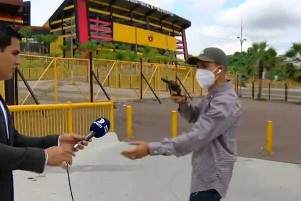 لائیو رپورٹنگ کے دوران ڈاکو رپورٹر اور اس کی ٹیم سے فون چھین کر فرار