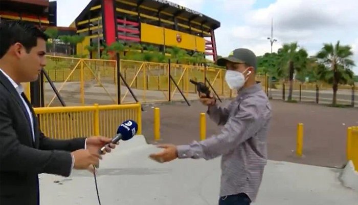 Live Reporting, Robber Snatch Phone