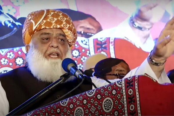 جب تک ان نااہلوں کو نہیں نکالیں گے چین سے نہیں بیٹھیں گے، فضل الرحمان