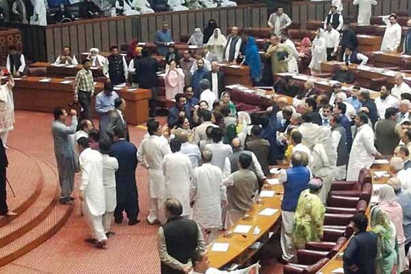 قومی اسمبلی: حکومتی اور اپوزیشن اراکین گتھم گتھا، دھکم پیل سے کئی ممبران گر پڑے