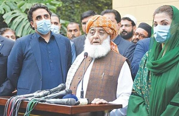 دھیر ے دھیرے اب وہ مقام آ گیا