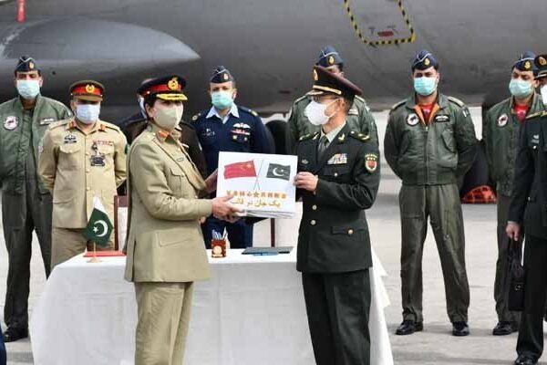 پاک فوج نے چین کی جانب سے فوج کیلیے عطیہ کی گئی کورونا ویکسین ہیلتھ ورکرز کو دیدی