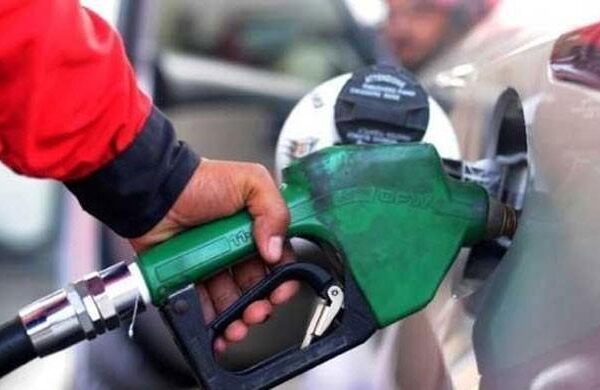 اوگرا نے پیٹرول 16 روپے فی لیٹر تک مہنگا کرنے کی تجویز دے دی