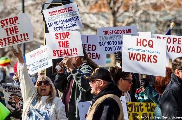 فیکٹ چیک: کیا کووڈ ویکسین لگوانے سے لوگ مر رہے ہیں؟