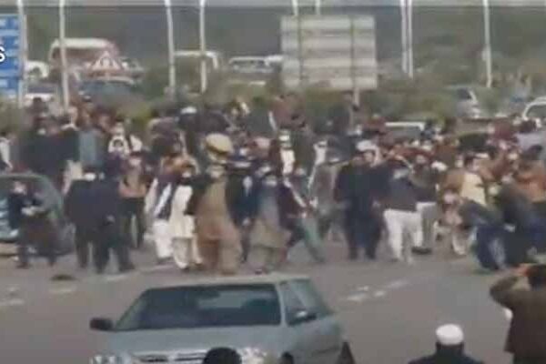 اسلام آباد میں مظاہرین کی ریڈ زون جانے کی کوشش، پولیس کی جانب سے شدید شیلنگ