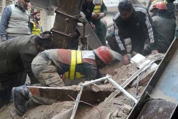لاہور: زیر تعمیر پلازہ کا شیڈ گرنے سے 2 مزدور ہلاک