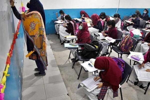 خیبر پختونخوا: جامعات میں لڑکیوں کے ٹی شرٹ، جینز پہننے پر پابندی