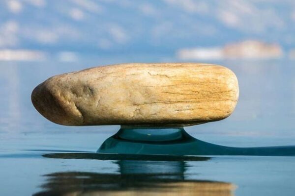 جھیل بیکل کے آبی پاؤں پر ٹکے پتھر