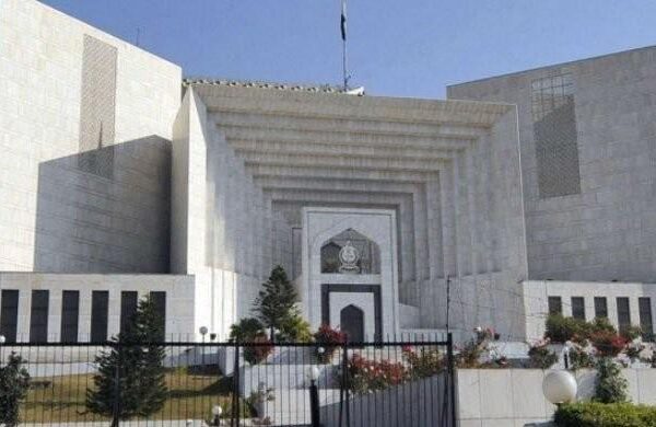 جسٹس فائز عیسیٰ وزیراعظم سے متعلق کیسز کی سماعت نہ کریں: سپریم کورٹ