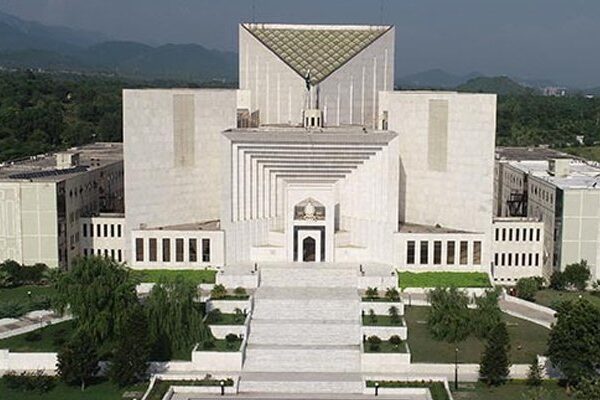 صدارتی ریفرنس پر سماعت: ‘جمہوریت برقرار رہتی تو شاید سیاست میں یوں پیسہ نہ چلتا’