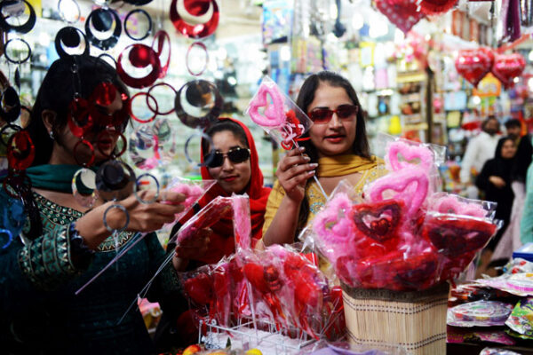 ویلنٹائن ڈے، اندھی تقلید