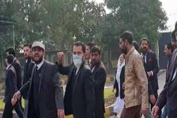 اسلام آباد ہائیکورٹ میں وکلا کا احتجاج، توڑ پھوڑ، چیف جسٹس چیمبر میں محصور