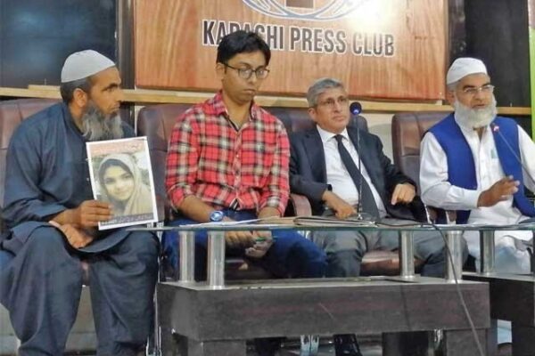 لاپتا عاصمہ کے والد کی چیف جسٹس سے بیٹی کی بازیابی کی اپیل