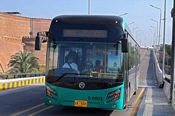 پشاور: بی آر ٹی میں سفر کے لیے ماسک لازم قرار