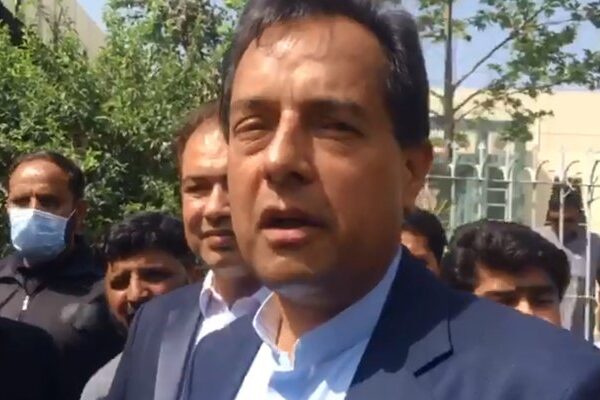 پشاور ہائیکورٹ کے باہر کیپٹن (ر) صفدر کو انڈہ مارنے کی کوشش