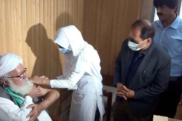 فیصل آباد: کورونا ویکسین کی پہلی ڈوز فوری طور پر بند کرنے کی ہدایت