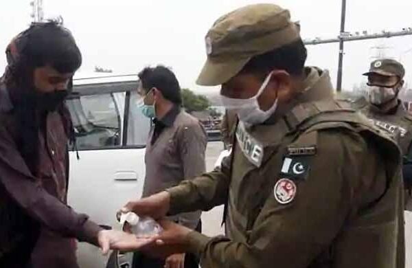 بغیر ماسک گھومنے والوں کے خلاف کارروائی کی جائے گی: لاہور پولیس