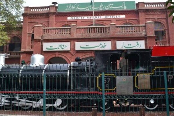 کراچی ایکسپریس حادثہ: جاں بحق خاتون کے اہلخانہ کیلیے 10 لاکھ روپے امداد کا اعلان