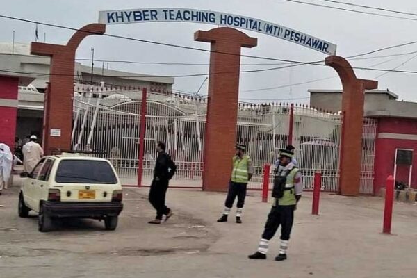 پشاور کے تینوں بڑے سرکاری اسپتال کورونا مریضوں سے بھر گئے