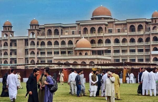 پشاور یونیورسٹی میں طالبات کیلئے شلوار قمیض پہننا لازمی قرار