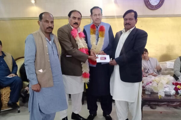 حکومت و اپوزیشن ایک دوسرے پر کیچڑ اچھالنے کے بجائے ملک کو معاشی بحرانوں سے نکالنے کیلئے اقدامات اٹھائیں، رانا حنیف