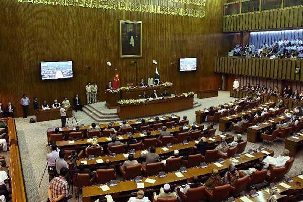 آج 48 نو منتخب سینیٹرز حلف اٹھائیں گے