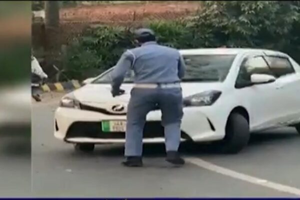 ڈپٹی کمشنر لینڈ ریوینیو نے گاڑی کی ٹکر سے ٹریفک وارڈن کو زخمی کر دیا