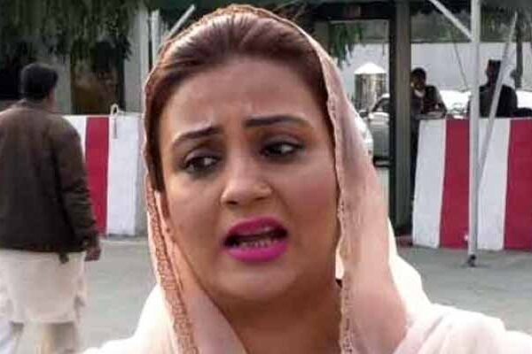 ’کورونا دوبارہ پھیل رہا ہے‘، جج نے عظمیٰ بخاری کو عدالت سے باہر بھیج دیا