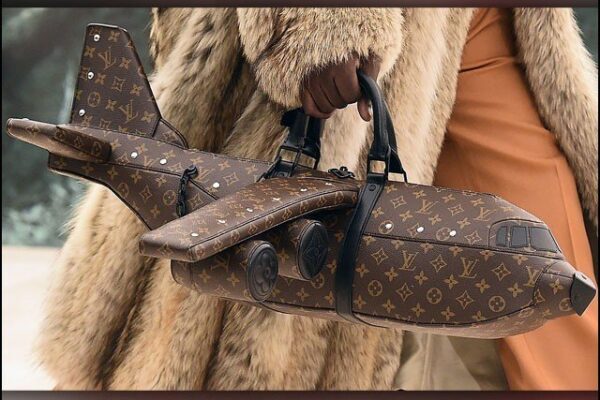 ہوائی جہاز جیسا پرس، جو ہوائی جہاز سے بھی مہنگا ہے!