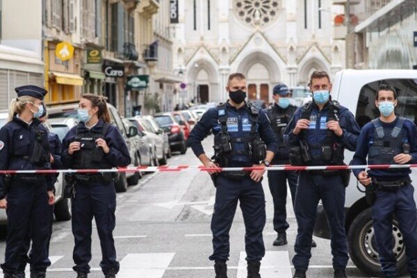 فرانس میں ایک شخص نے چاقو کے وار کر کے خاتون پولیس اہلکار کو قتل کر دیا