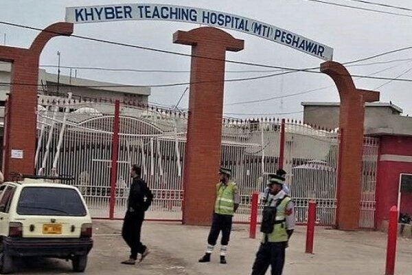 کورونا: پشاور کے خیبر ٹیچنگ اسپتال کے تمام بیڈز بھر گئے