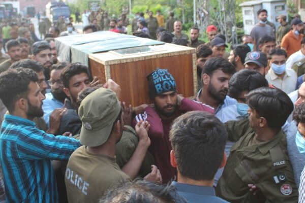 لاہور میں مظاہرین کے تشدد سے ایک اور پولیس اہلکار شہید