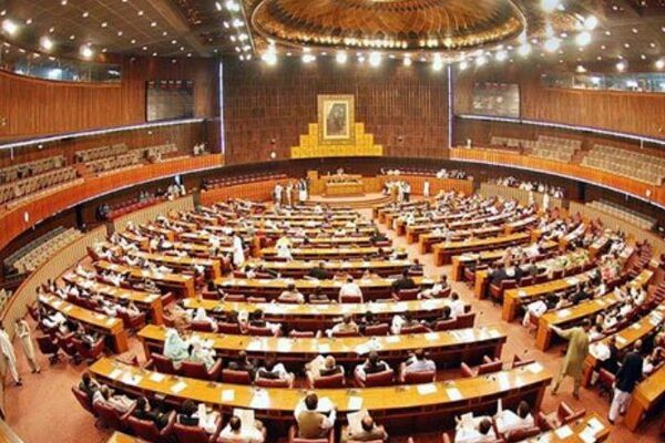 قومی اسمبلی میں فرانسیسی سفیر کی ملک بدری سے متعلق قرارداد پیش
