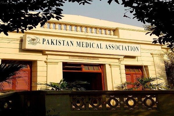 ویکسین کا غیرمتعلقہ افراد کو لگائے جانا کارکردگی پرسوالیہ نشان ہے، پی ایم اے