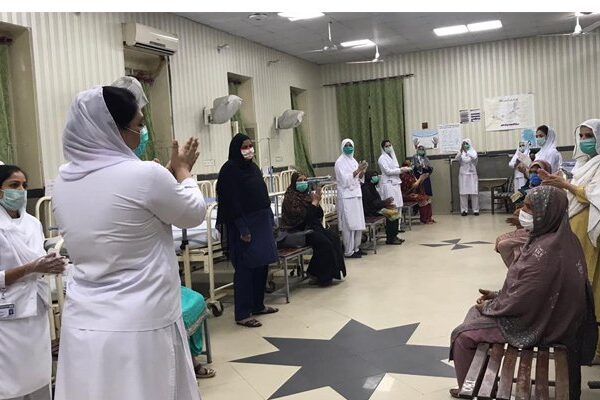 پاکستان میں کورونا سے ہلاکتیں 15 ہزار اور کیسز 7 لاکھ سے تجاوز کر گئے