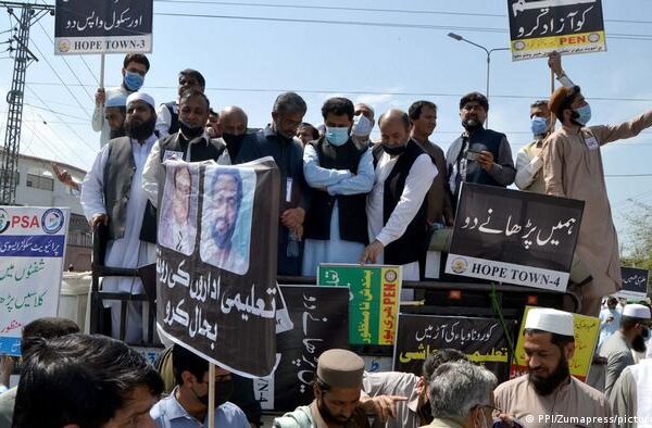 ’سیاسی جلسے بند کرو، بچوں کی تعلیم بحال کرو‘