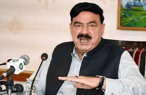 کوئٹہ دھماکا خودکش تھا، حملہ آور گاڑی میں بیٹھا رہا: وزیر داخلہ