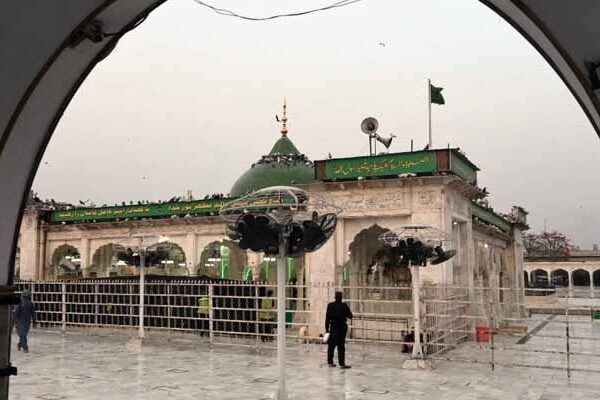 پنجاب: زیادہ کورونا کیسز والے 14 اضلاع میں مزارات کی بندش میں توسیع