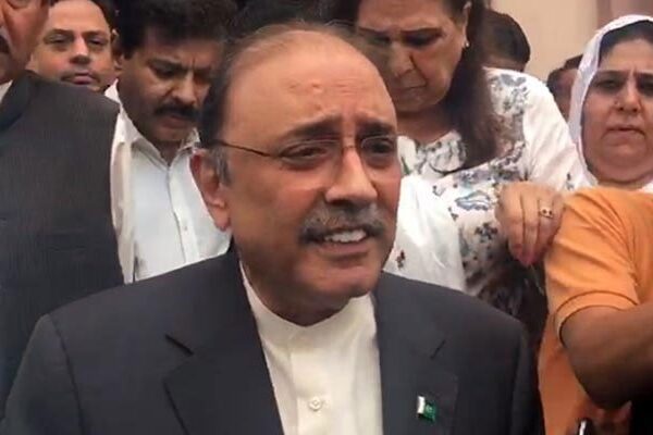 عمران خان اپنی نالائقی کا ملبہ پاکستان کے سفارت کاروں پر ڈال رہے ہیں۔ آصف زرداری