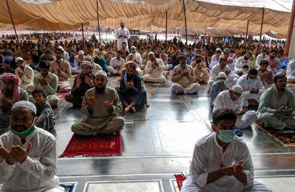 پاکستان میں عیدالفطر مذہبی جوش و جذبے کیساتھ منائی جا رہی ہے