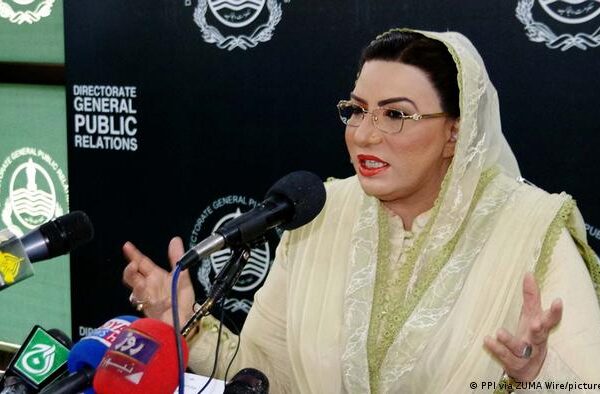 فردوس عاشق اعوان کی اسسٹنٹ کمشنر کو ڈانٹ، سوشل میڈیا پر بحث