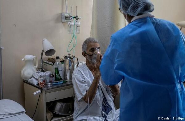 بھارت: کووڈ سے ہلاکتیں تین لاکھ سے زیادہ