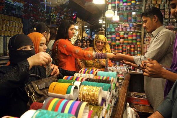 کراچی: لاک ڈاؤن کے باوجود رات دیر گئے تک بازار کھلے رہے، شہری شاپنگ کرتے رہے