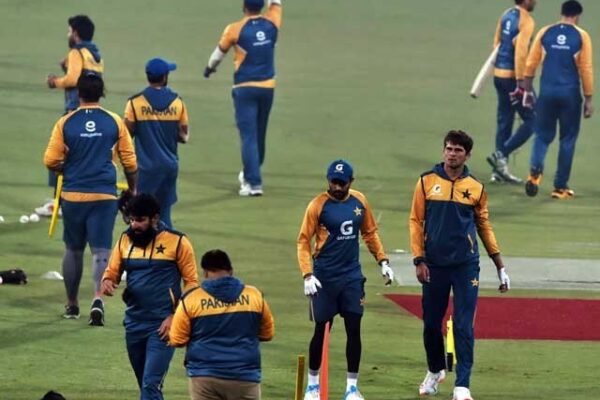 بیٹسمین حریف بولرز کا حوصلہ آزمانے کیلیے تیار