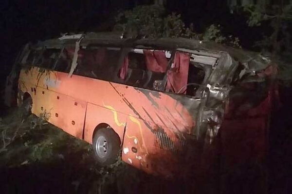 پنوں عاقل میں تیز رفتار مسافر کوچ الٹ گئی، 13 افراد جاں بحق اور 20 زخمی