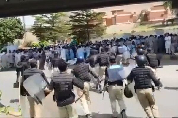 پشاور: احتجاج کرنیوالے یونیورسٹی ملازمین پر پولیس کا لاٹھی چارج، متعدد گرفتار