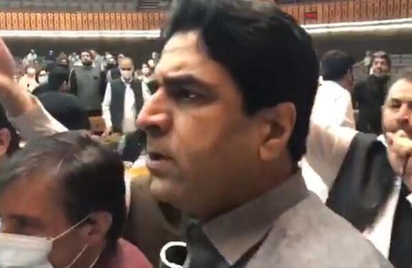 قومی اسمبلی اجلاس، معاون خصوصی نے بجٹ دستاویز ن لیگی رکن کو دے ماری