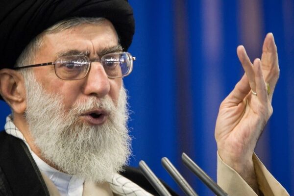 صدارتی انتخابات میں بہتر ٹرن آؤٹ سے بیرونی دباؤ میں کمی لانے میں مدد ملے گی: خامنہ ای