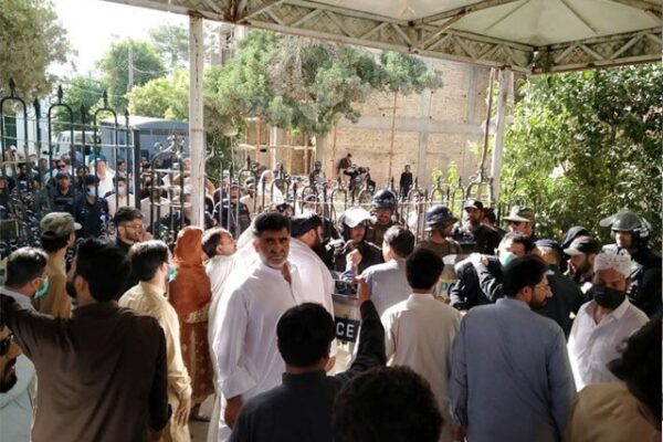 بلوچستان بجٹ اجلاس، اپوزیشن کا احتجاج، پولیس کی بکتر بند گاڑی نے ٹکر مار کر اسمبلی کا گیٹ توڑ دیا